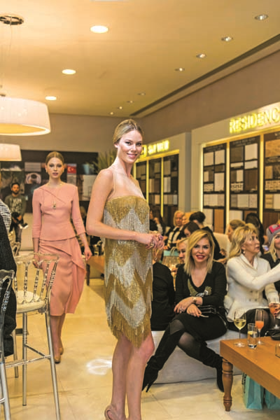 ÇAMLICA’DA CEMİYETİ BULUŞTURAN TANITIM DAVETİNDE YAZ DEFİLESİ