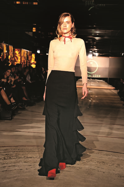 ÖZLEM SÜER DEFİLESİ PARİS’TEN ÖNCE İSTANBUL’DA