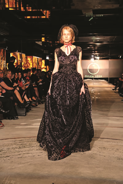 ÖZLEM SÜER DEFİLESİ PARİS’TEN ÖNCE İSTANBUL’DA