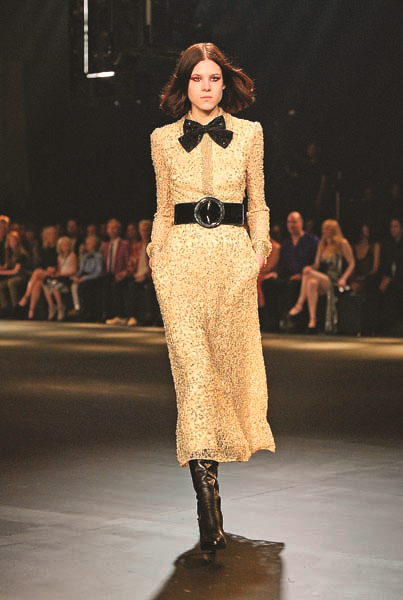 EFSANE KONSER ALANINDA DEFİLE 