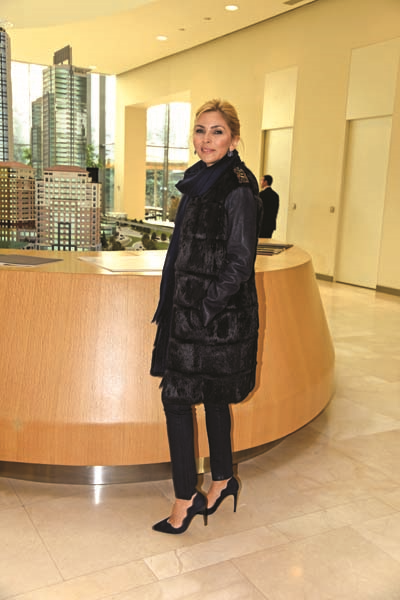 ÇAMLICA’DA CEMİYETİ BULUŞTURAN TANITIM DAVETİNDE YAZ DEFİLESİ