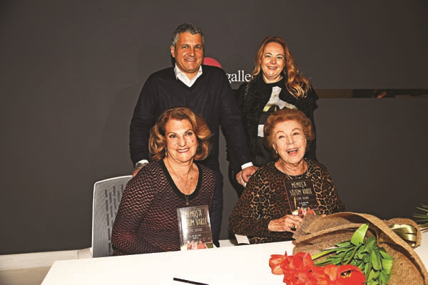 CEMRE BİRAND DOSTLARINA KİTABINI TANITTI