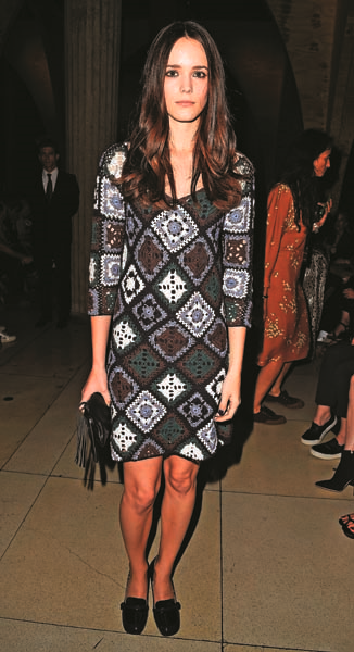 PARLAYAN YILDIZ STACY MARTIN ŞIKLIĞIYLA BEĞENİ TOPLUYOR