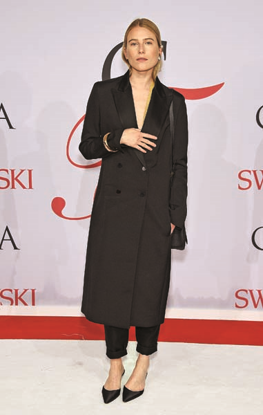 MODEL VE OYUNCU DREE HEMINGWAY MASKÜLEN TARZA FEMİNEN DOKUNUŞLAR KATIYOR