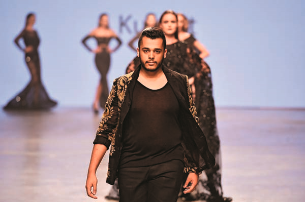 KUVEYTLİ TASARIMCI YOUSEF  AL-JASMI DRAMATİK ELBİSELERİYLE YILDIZLARIN GÖZDESİ