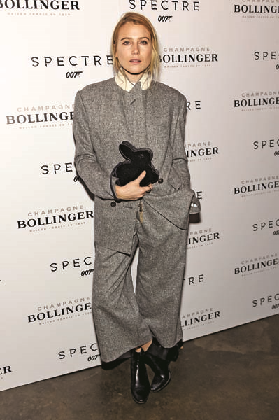 MODEL VE OYUNCU DREE HEMINGWAY MASKÜLEN TARZA FEMİNEN DOKUNUŞLAR KATIYOR