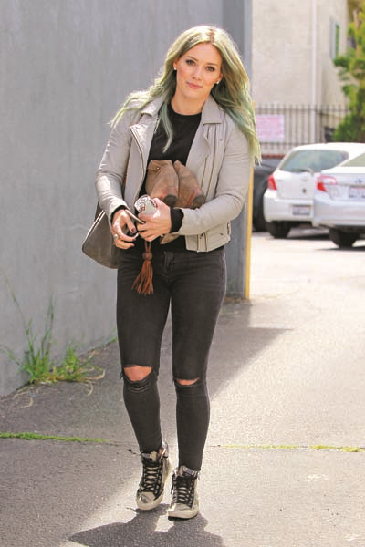 DERİ CEKETLERLE FARKLI KOMBİNLER