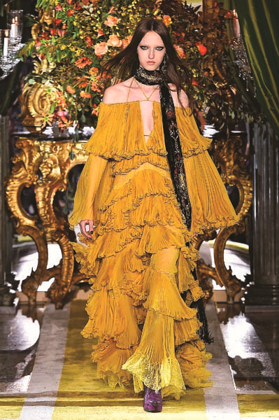 MİLANO MODA HAFTASINDA İTALYANIN USTA TASARIMCILARI BÜYÜLEDİ 