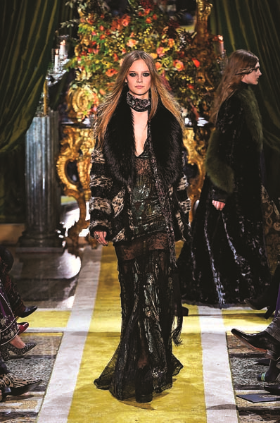 MİLANO MODA HAFTASINDA İTALYANIN USTA TASARIMCILARI BÜYÜLEDİ 