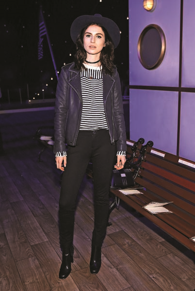 MODEL VE RESSAM TALI LENNOX EKLEKTİK TARZIYLA DİKKAT ÇEKİYOR