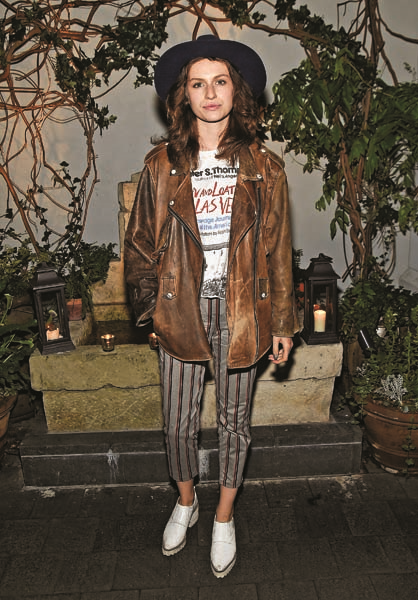 MODEL VE RESSAM TALI LENNOX EKLEKTİK TARZIYLA DİKKAT ÇEKİYOR