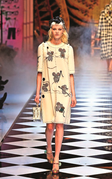 MİLANO MODA HAFTASINDA İTALYANIN USTA TASARIMCILARI BÜYÜLEDİ 