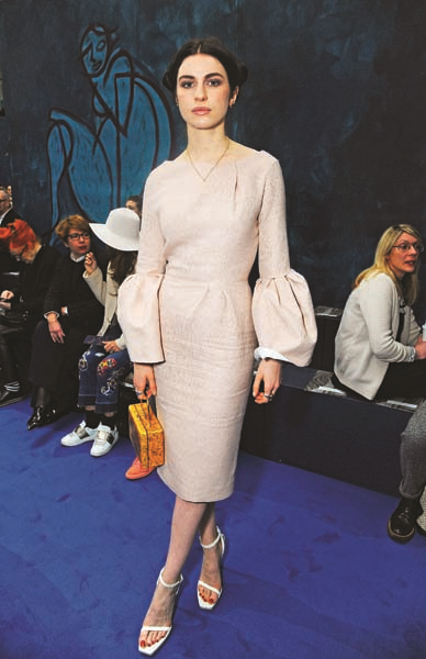 MODEL VE RESSAM TALI LENNOX EKLEKTİK TARZIYLA DİKKAT ÇEKİYOR