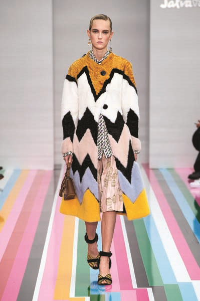 MİLANO MODA HAFTASINDA İTALYANIN USTA TASARIMCILARI BÜYÜLEDİ 