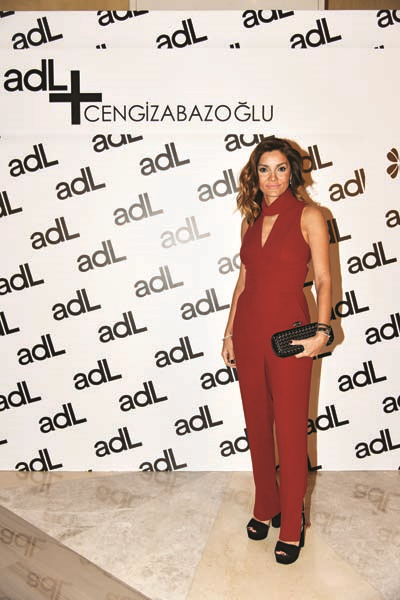 CENGİZ ABAZOĞLU DEFİLESİNDE MODA ŞÖLENİ 