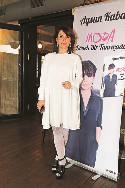 ÜNLÜ STİL TANIŞMANINDAN YENİ KİTAP MODA DÖNEK BİR TANRIÇADIR