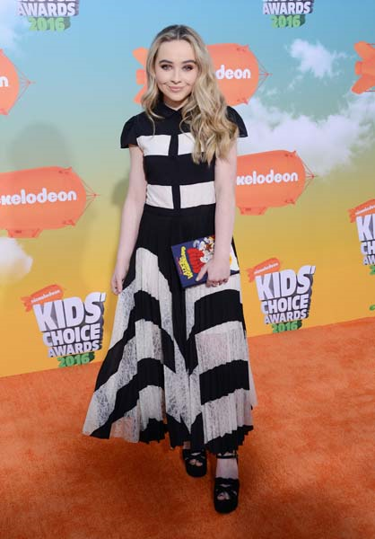 2016 KIDS CHOICE ÖDÜLLERİ KIRMIZI HALI ŞIKLIĞI