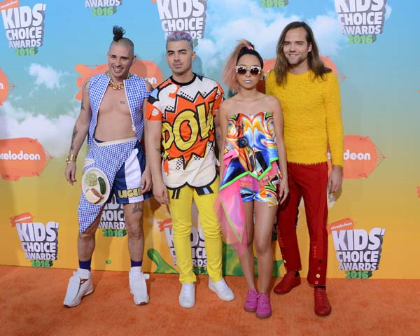 2016 KIDS CHOICE ÖDÜLLERİ KIRMIZI HALI ŞIKLIĞI