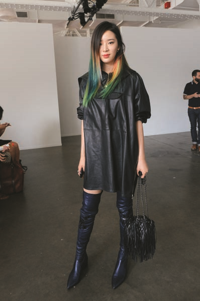 IRENE KIM SAÇ RENGİYLE VE EĞLENCELİ TARZIYLA FARK YARATIYOR