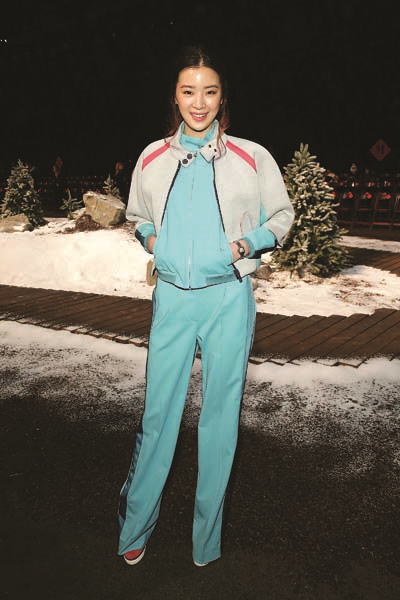 IRENE KIM SAÇ RENGİYLE VE EĞLENCELİ TARZIYLA FARK YARATIYOR