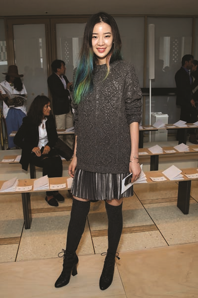 IRENE KIM SAÇ RENGİYLE VE EĞLENCELİ TARZIYLA FARK YARATIYOR