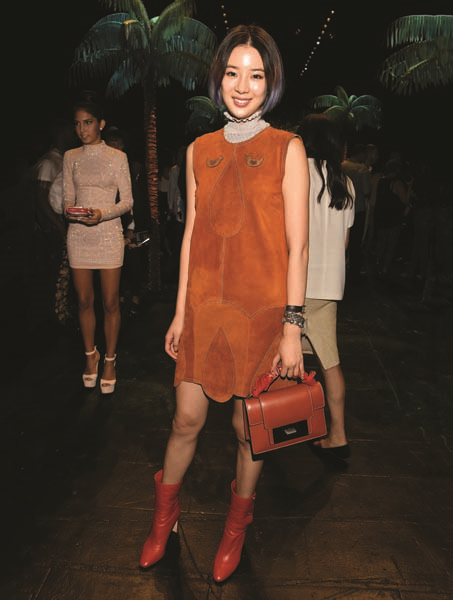 IRENE KIM SAÇ RENGİYLE VE EĞLENCELİ TARZIYLA FARK YARATIYOR