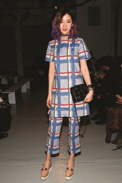 IRENE KIM SAÇ RENGİYLE VE EĞLENCELİ TARZIYLA FARK YARATIYOR