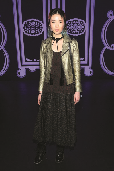 IRENE KIM SAÇ RENGİYLE VE EĞLENCELİ TARZIYLA FARK YARATIYOR