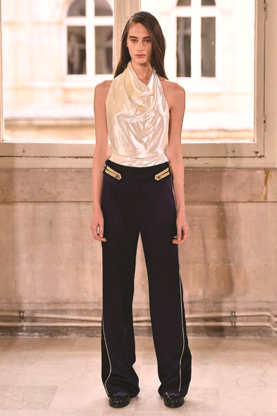 BOUCHRA JARRAR COUTURE’E GETİRDİĞİ SPOR YORUMLA TANINIYOR