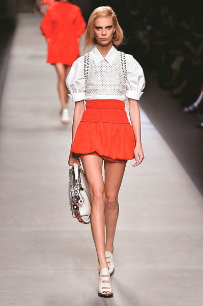 BEYAZ GÖMLEĞE FARKLI YORUMLAR