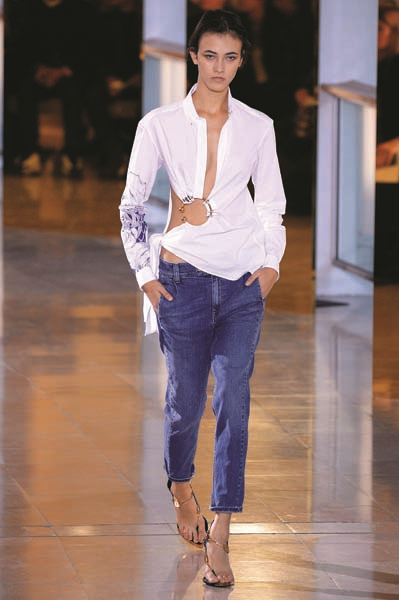 BEYAZ GÖMLEĞE FARKLI YORUMLAR