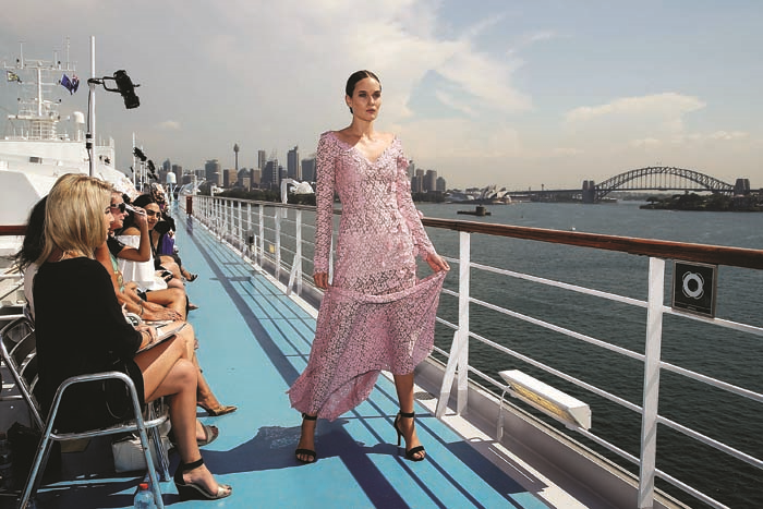 SİDNEY’DE RENKLİ DEFİLE