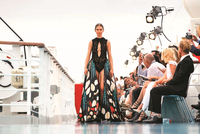 SİDNEY’DE RENKLİ DEFİLE