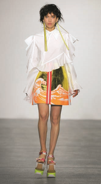 BEYAZ GÖMLEĞE FARKLI YORUMLAR