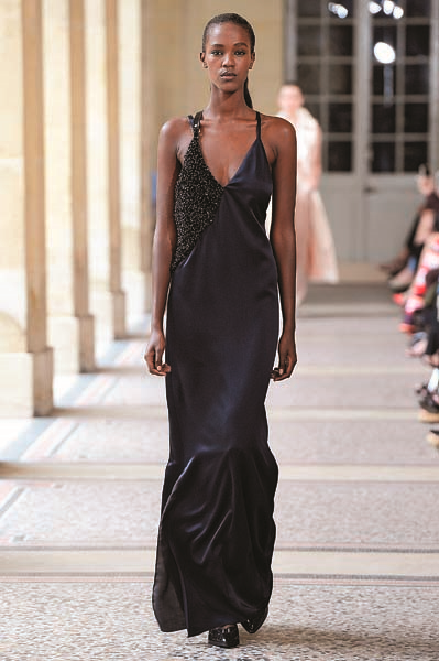 BOUCHRA JARRAR COUTURE’E GETİRDİĞİ SPOR YORUMLA TANINIYOR