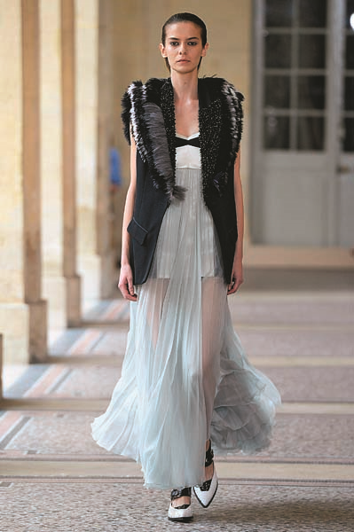 BOUCHRA JARRAR COUTURE’E GETİRDİĞİ SPOR YORUMLA TANINIYOR