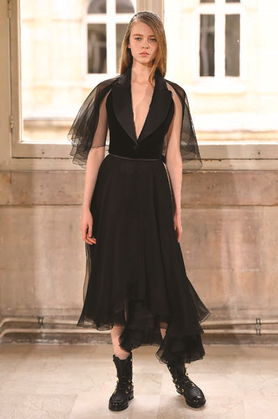 BOUCHRA JARRAR COUTURE’E GETİRDİĞİ SPOR YORUMLA TANINIYOR