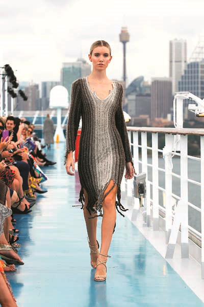 SİDNEY’DE RENKLİ DEFİLE