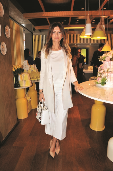 MÜCEVHER ZARAFETİNİ PASTA USTALIĞIYLA BİRLEŞTİRİYOR