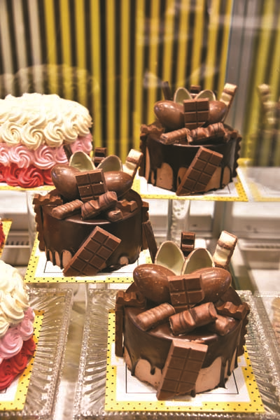 MÜCEVHER ZARAFETİNİ PASTA USTALIĞIYLA BİRLEŞTİRİYOR