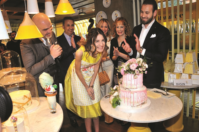 MÜCEVHER ZARAFETİNİ PASTA USTALIĞIYLA BİRLEŞTİRİYOR