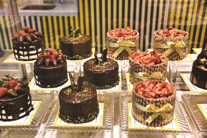 MÜCEVHER ZARAFETİNİ PASTA USTALIĞIYLA BİRLEŞTİRİYOR