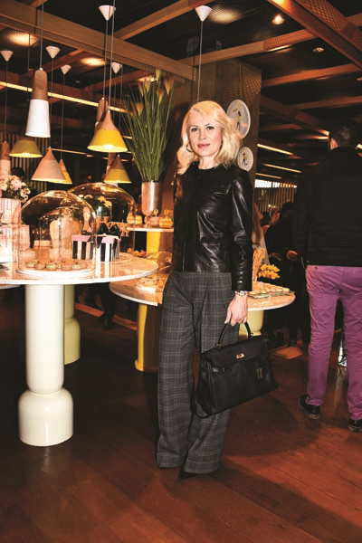 MÜCEVHER ZARAFETİNİ PASTA USTALIĞIYLA BİRLEŞTİRİYOR