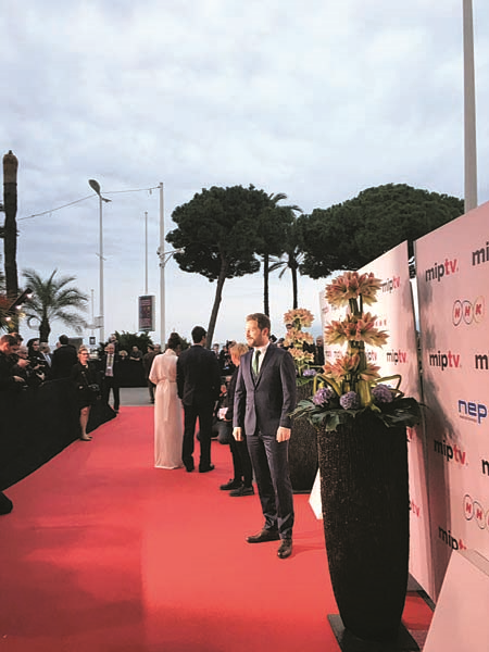 ‘KÖRDÜĞÜM’ KIRMIZI HALIDA CANNES’DAN DÜNYAYA AÇILDI