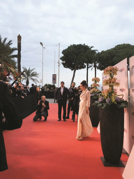 ‘KÖRDÜĞÜM’ KIRMIZI HALIDA CANNES’DAN DÜNYAYA AÇILDI