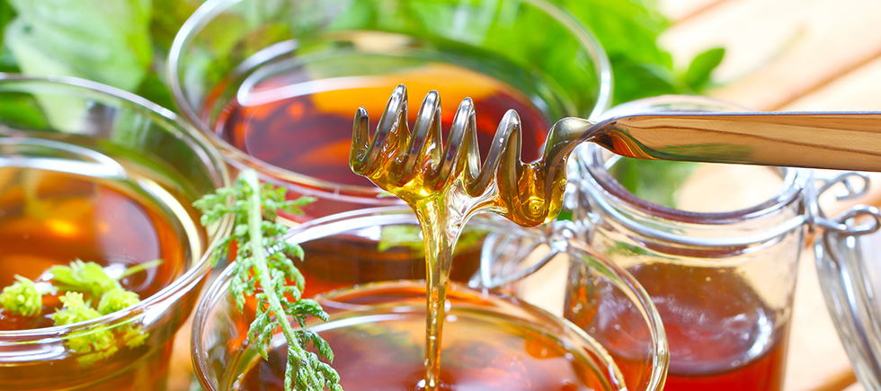 YAPAY TATLANDIRICI VE ŞEKER YERİNE BAL SAĞLIKLI BİR ALTERNATİF MİDİR?