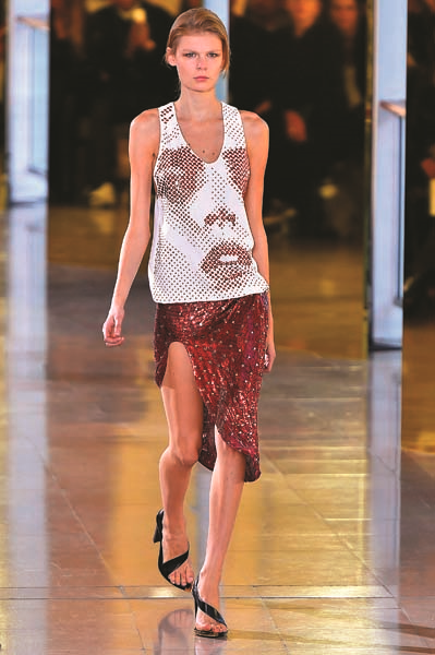 SAINT LAURENT’IN YENİ KREATİF DİREKTÖRÜ ANTHONY VACCARELLO CESUR TASARIMLARIYLA TANINIYOR