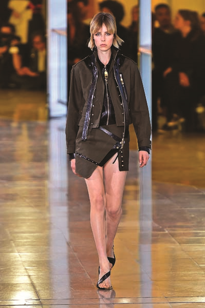 SAINT LAURENT’IN YENİ KREATİF DİREKTÖRÜ ANTHONY VACCARELLO CESUR TASARIMLARIYLA TANINIYOR
