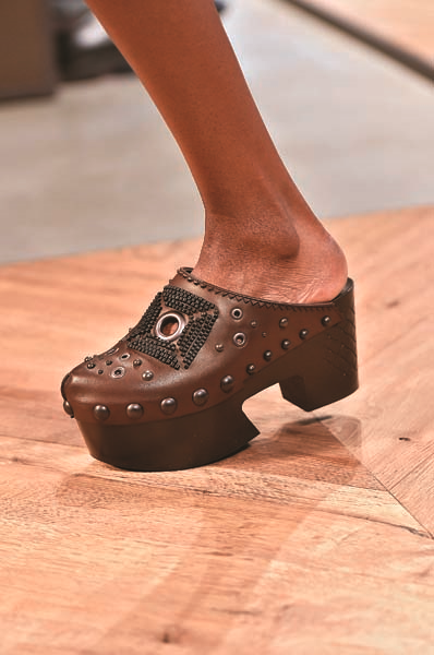 YENİ SEZONDA ÖNE ÇIKAN AYAKKABILAR