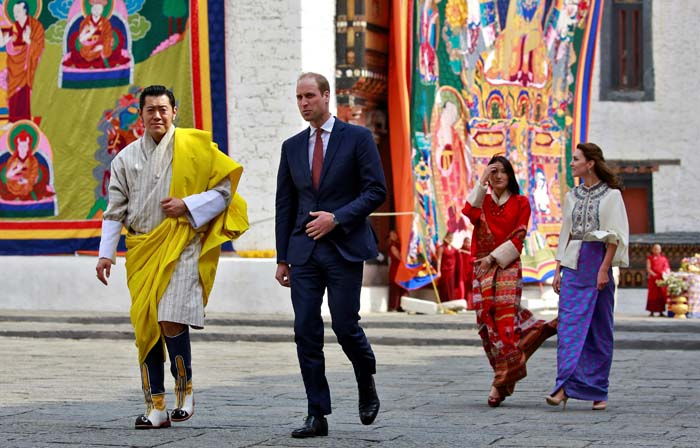 PRENS VE DÜŞES TASHICHHO DZONG TAPINAĞINI GEZDİ